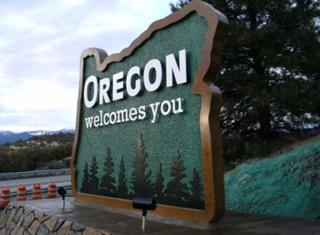 Oregon welcomes you sign, photo bey Oregon DOT