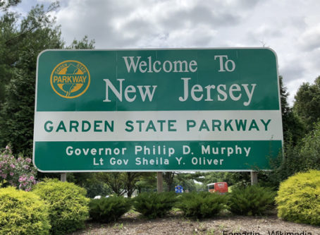 Welcome sign on Garden State Parkway toll road , photo by Famartin