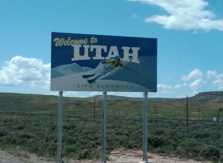 Welcome to Utah sign by Staplegunther at English Wikipedia