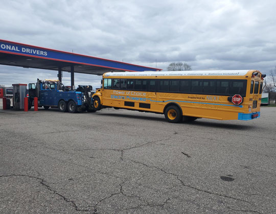 Electric buss gets a tow, Photo by Mary Ellis, OOIDA