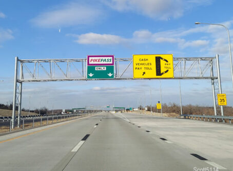 Toll plaza on the Kickapoo Turnpike north of exit 144. Photo by Scott5114