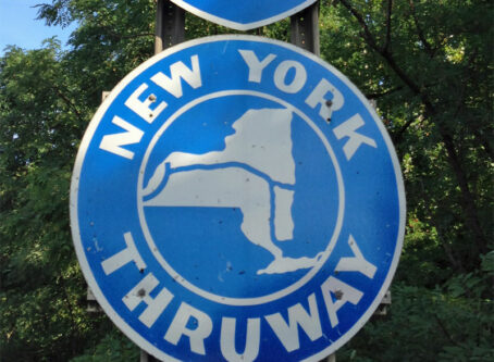 New York State Thruway sign. Image by Famartin