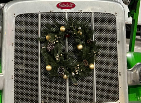 Holiday wreath on a Peterbilt photo by Marty Ellis.